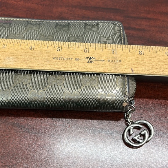Gucci metallic zippy wallet with nice zipper pull. Good condition. Vintage. - Picture 12 of 16